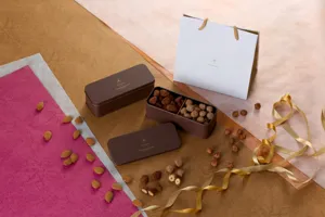 “明治記念館のパティシエが手仕込みで仕上げる、ローストした2種類のナッツの香ばしきショコラアンサンブル”　「アーモンド」と「ヘーゼルナッツ」のショコラ缶