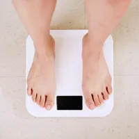 【休暇太り対策】5:2ダイエットなら週5日は好きに食べてOK！科学的に証明された効果とは