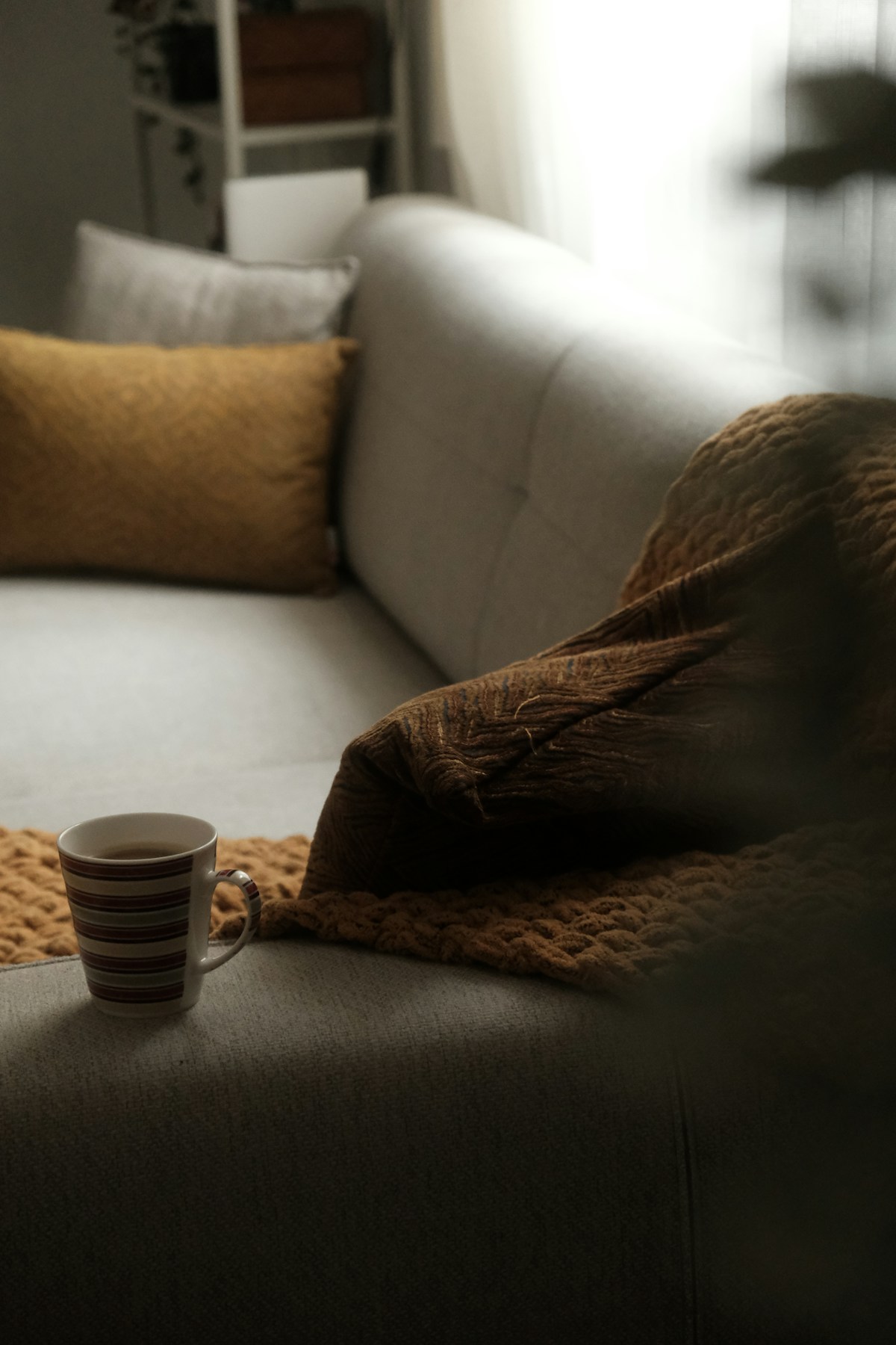 昼寝の前にコーヒーを飲むと、起きたあとがすっきりする？｜「コーヒーナップ」を試した2つの実験