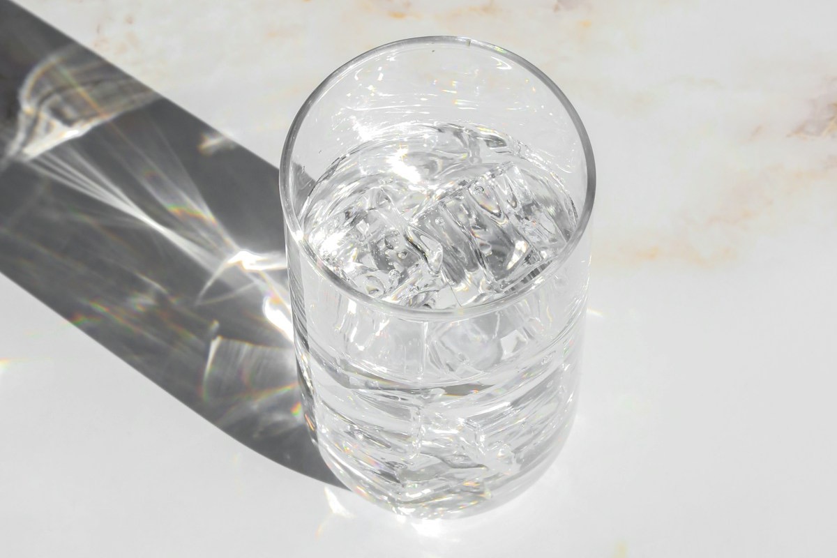 カフェの氷はなぜ透明なのか｜家の冷凍庫のほうがずっと冷たいのに、白い氷しかできない理由