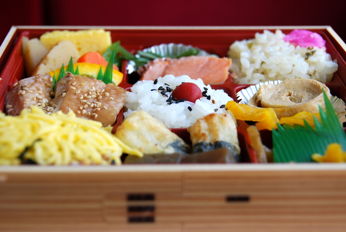 2027年おせちの早割〆切カレンダー｜最初の山は8月31日14時、待つほど1品で2,000円高くなる