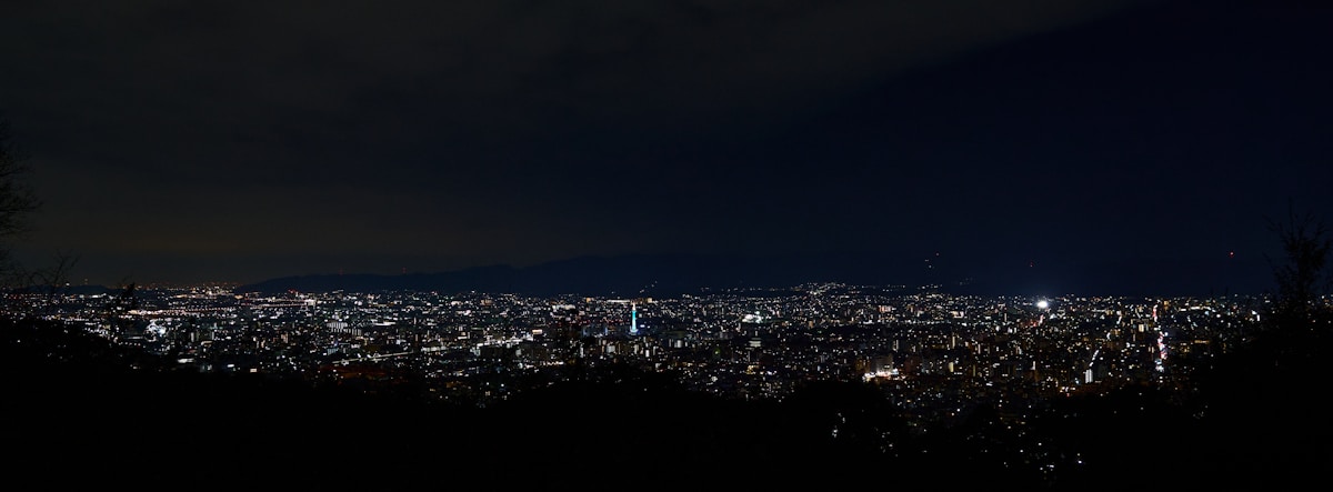 【2026年】京都・五山送り火は8月16日20時点火｜大文字から鳥居形まで5分刻みの順番と、五山が同時に見える10分間