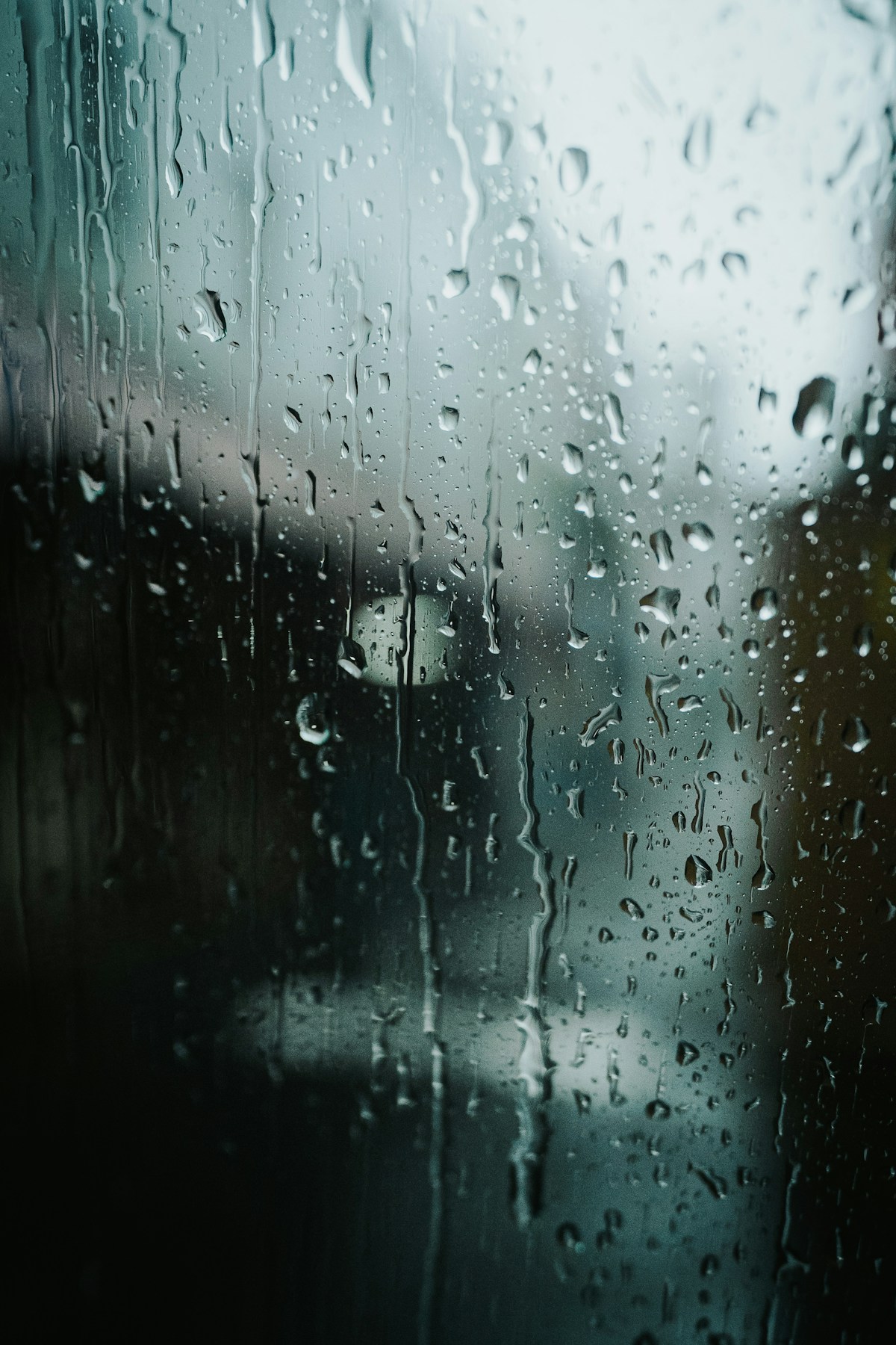 【2026年版】梅雨入りはいつから？関東・近畿・九州の時期と雨の日をカフェで快適に過ごすコツ