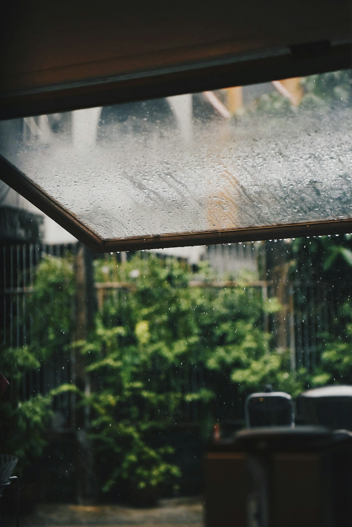 梅雨のだるさ・頭痛は気象病かも｜気圧変化が体に与える影響と今日からできる対策6選