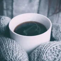 寒い日に飲みたい！カフェチェーンの温かいドリンク おすすめ5選【2026年冬版】