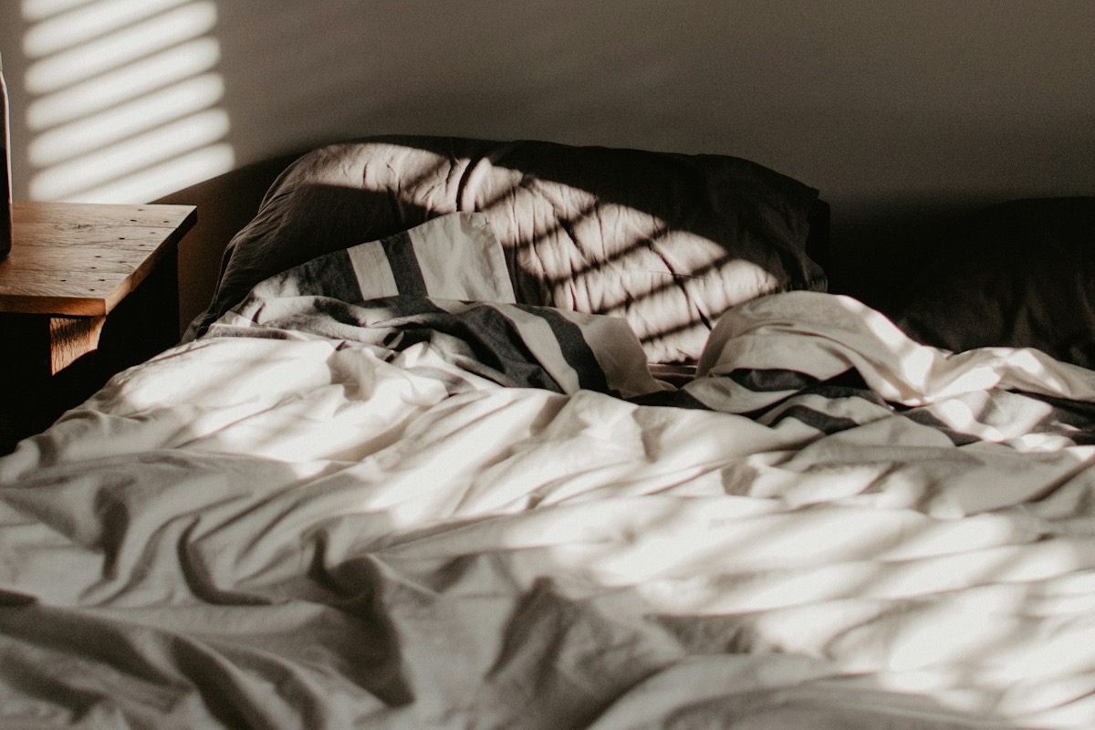 涼しくなると睡眠時間は本当に伸びる｜日本人6万8千人の実測で9月から10月に12分、増えたのは朝の側だった