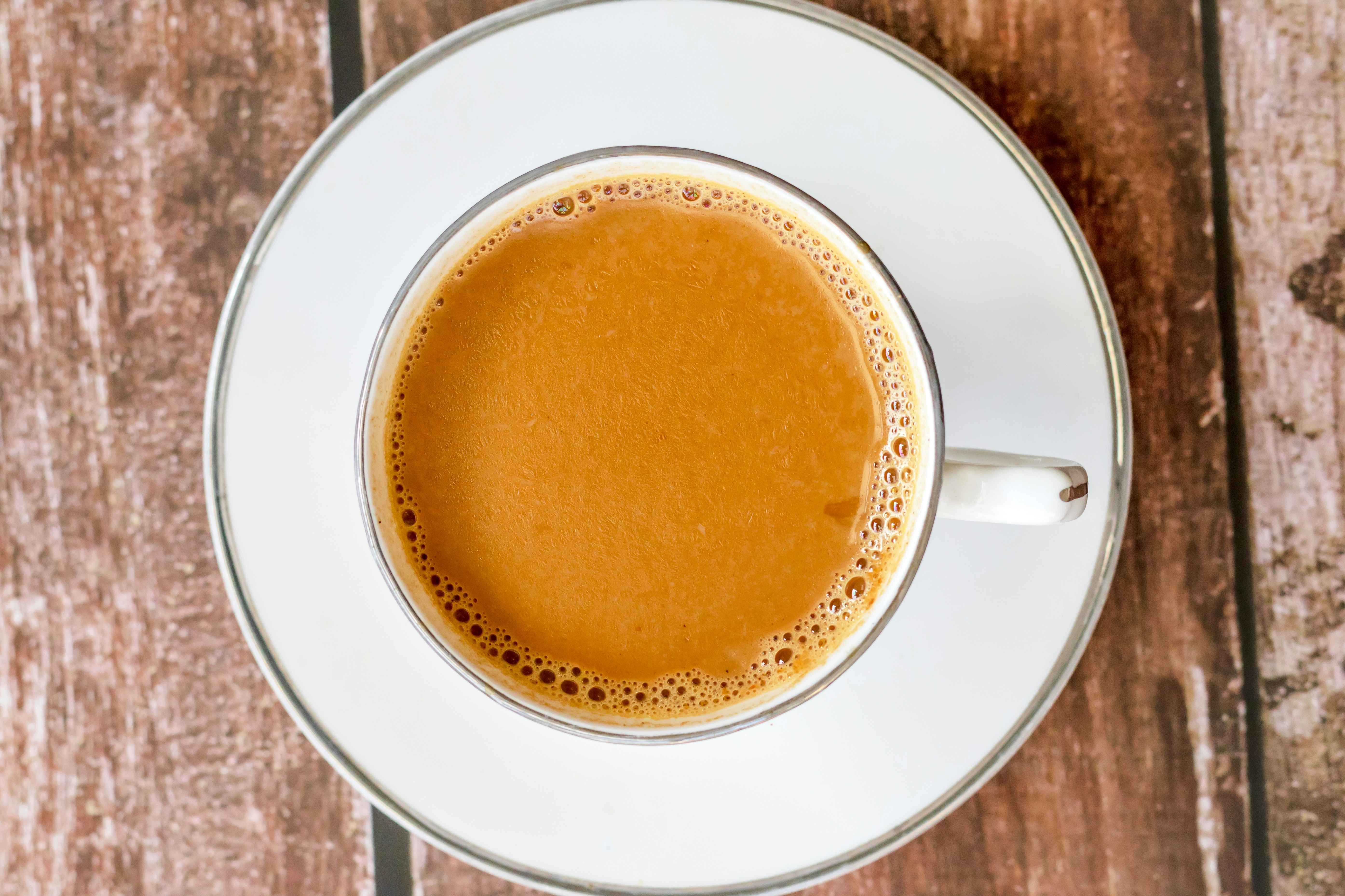 紅茶にミルクを先に入れる?後に入れる?カフェでの論争に迫る