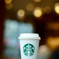 【スタバ5月新作2026】ごろっとイチゴ ミルク・イチゴ チョコレートフラペチーノ完全ガイド｜価格・販売期間・ohoraコラボネイルまとめ
