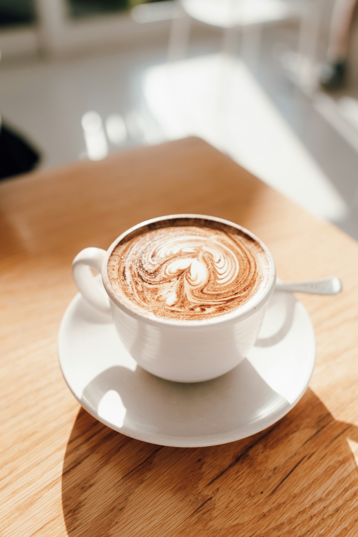 コーヒーは朝だけが正解？4万人超の研究で判明した「飲む時間帯」と早死にリスクの関係【2025年最新】