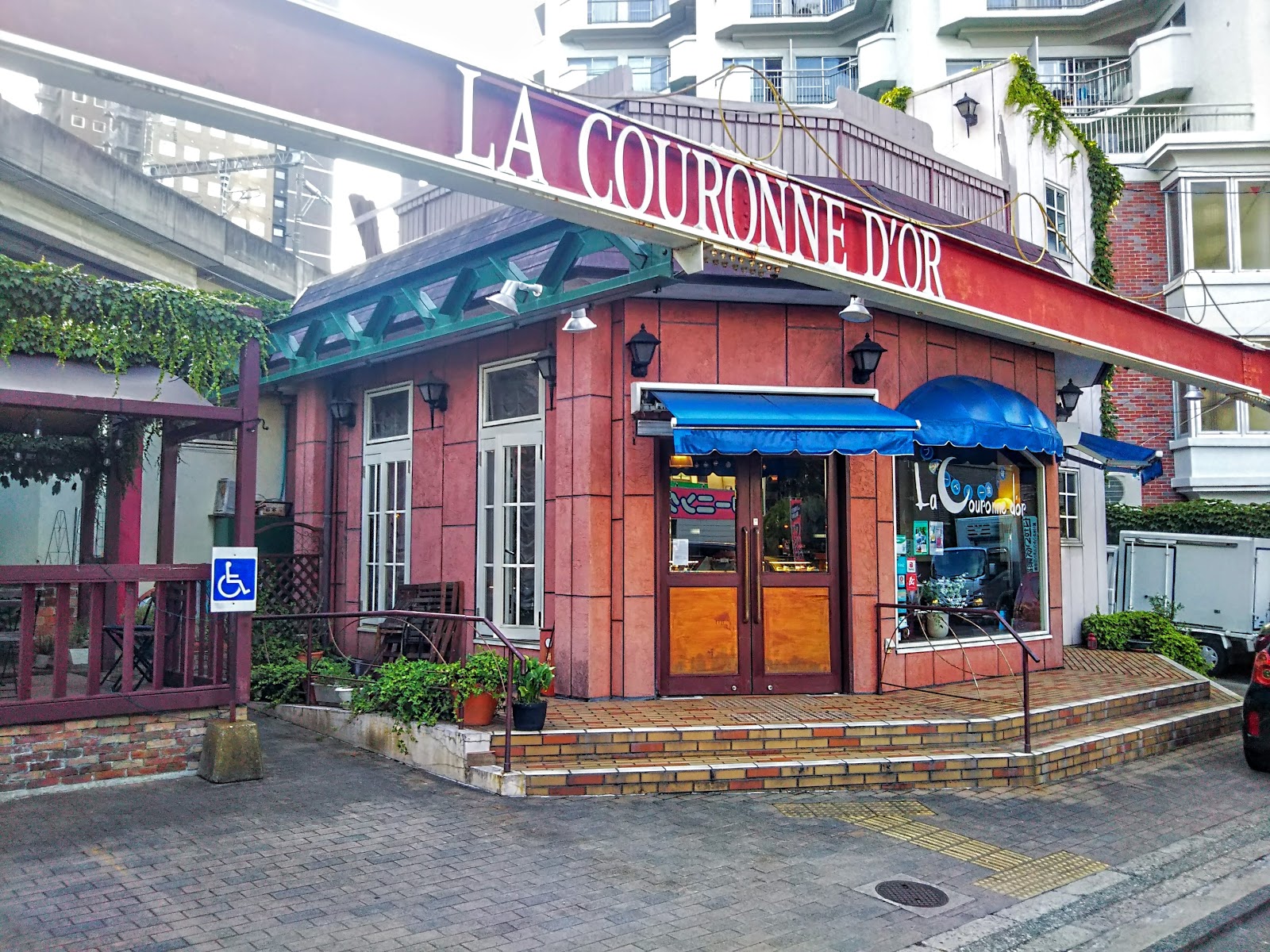ラ・クロンヌ・ドル (La Couronne D'or)の画像